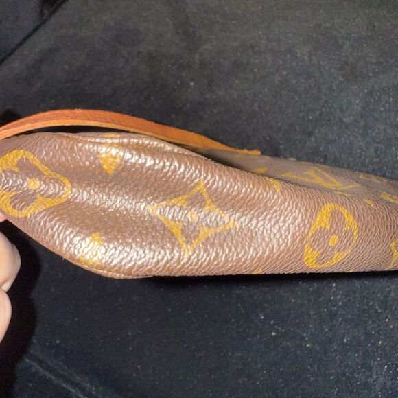 Used in good condition Louis Vuitton Monogram Canvas Accessories Pochette - Picture 15 of 16